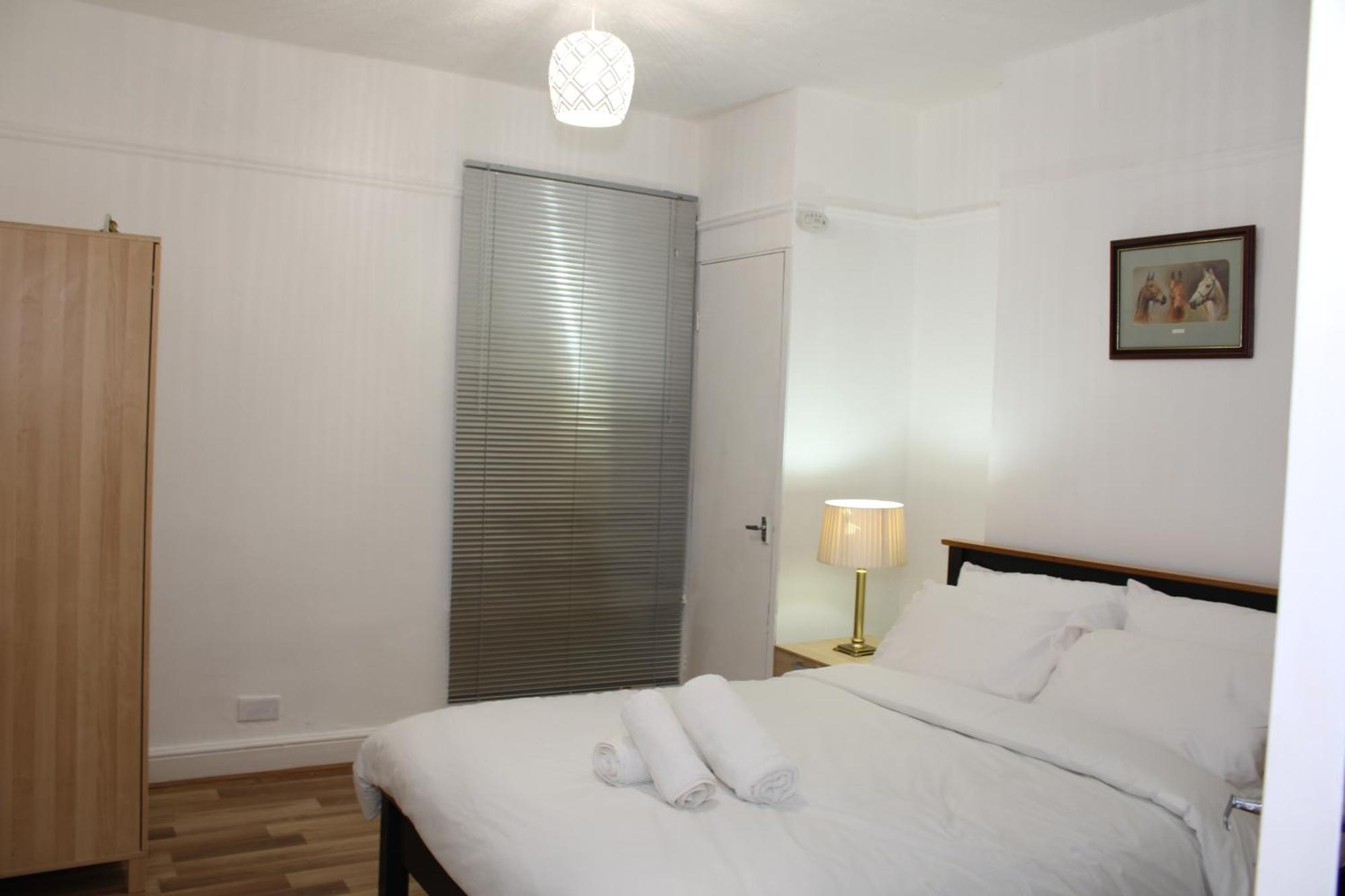 F2S Serviced Apartments 2Bedroom Terrace House With Free Wifi Netflix Suitable For Contractors Walking Distance To Train Station ดาร์บี ภายนอก รูปภาพ