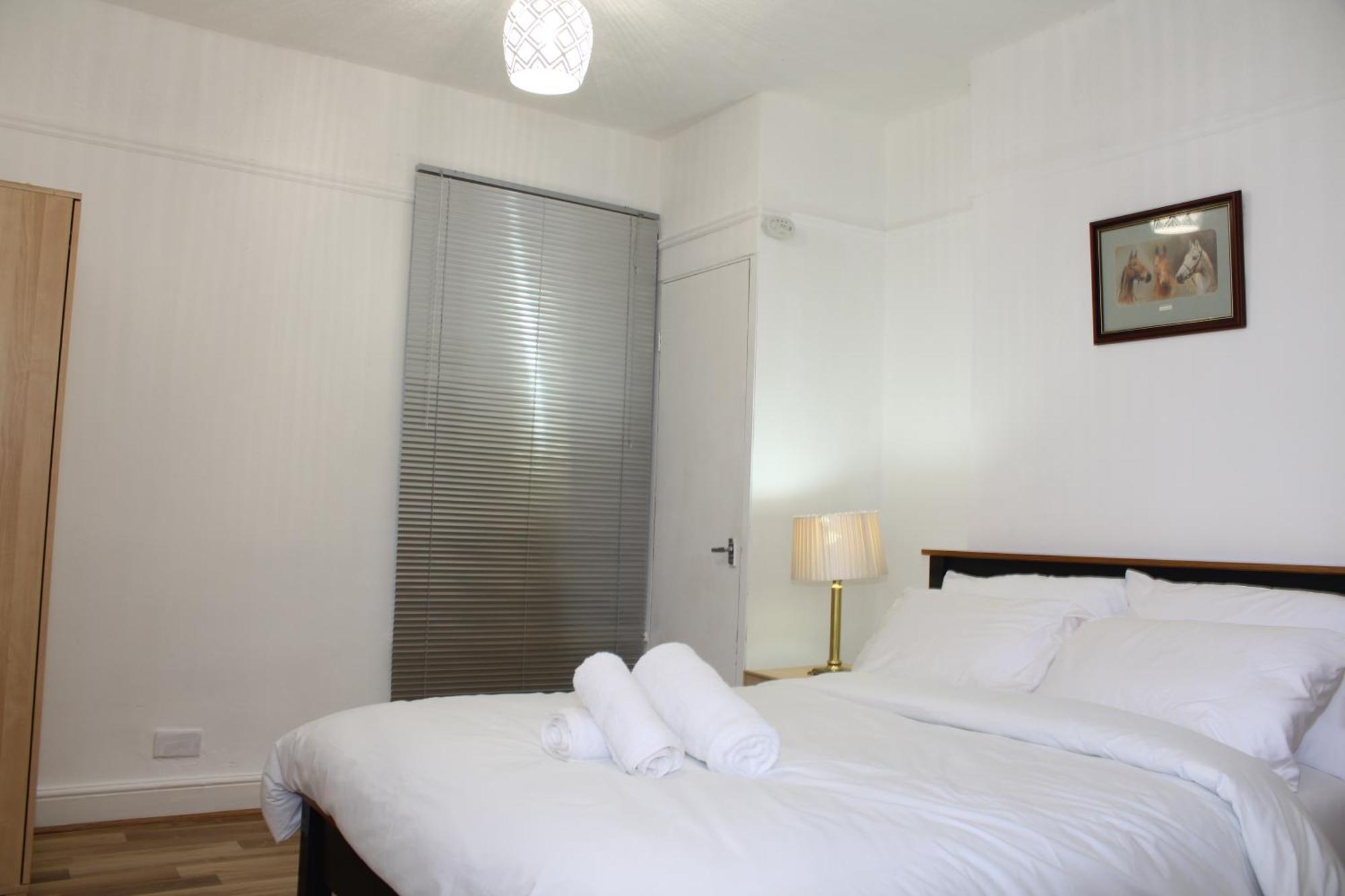 F2S Serviced Apartments 2Bedroom Terrace House With Free Wifi Netflix Suitable For Contractors Walking Distance To Train Station ดาร์บี ภายนอก รูปภาพ