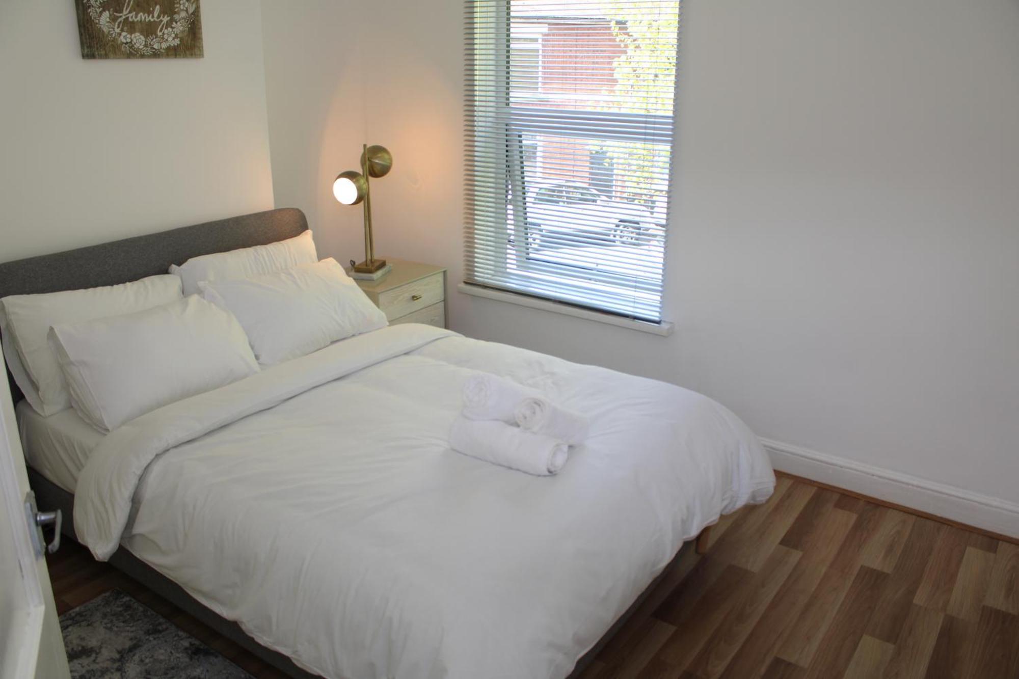 F2S Serviced Apartments 2Bedroom Terrace House With Free Wifi Netflix Suitable For Contractors Walking Distance To Train Station ดาร์บี ภายนอก รูปภาพ