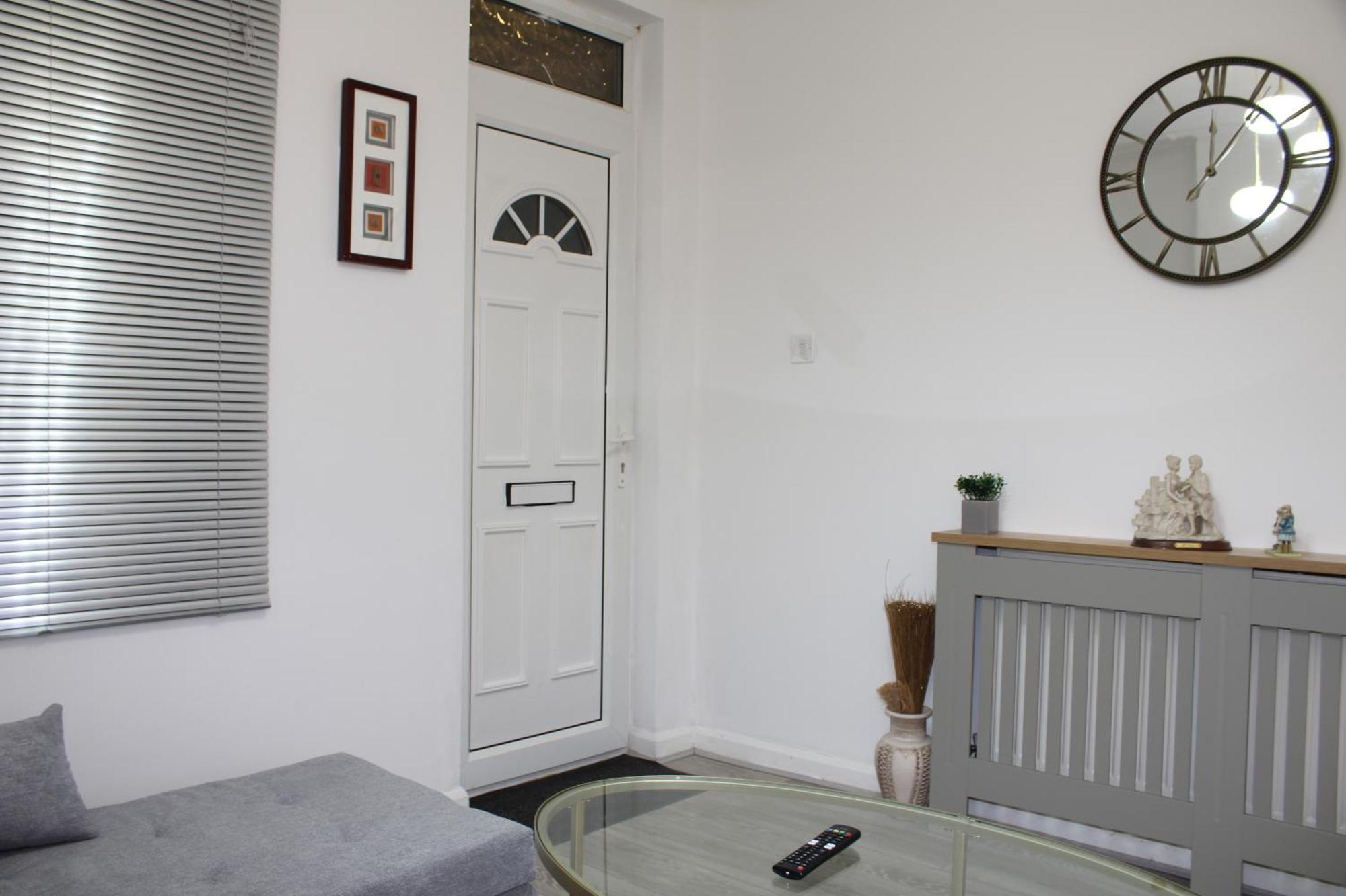 F2S Serviced Apartments 2Bedroom Terrace House With Free Wifi Netflix Suitable For Contractors Walking Distance To Train Station ดาร์บี ภายนอก รูปภาพ
