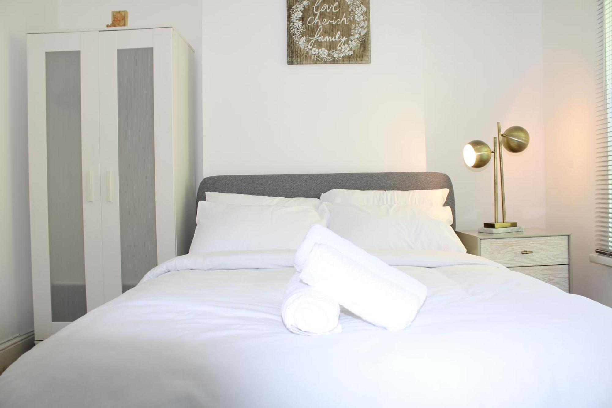 F2S Serviced Apartments 2Bedroom Terrace House With Free Wifi Netflix Suitable For Contractors Walking Distance To Train Station ดาร์บี ภายนอก รูปภาพ