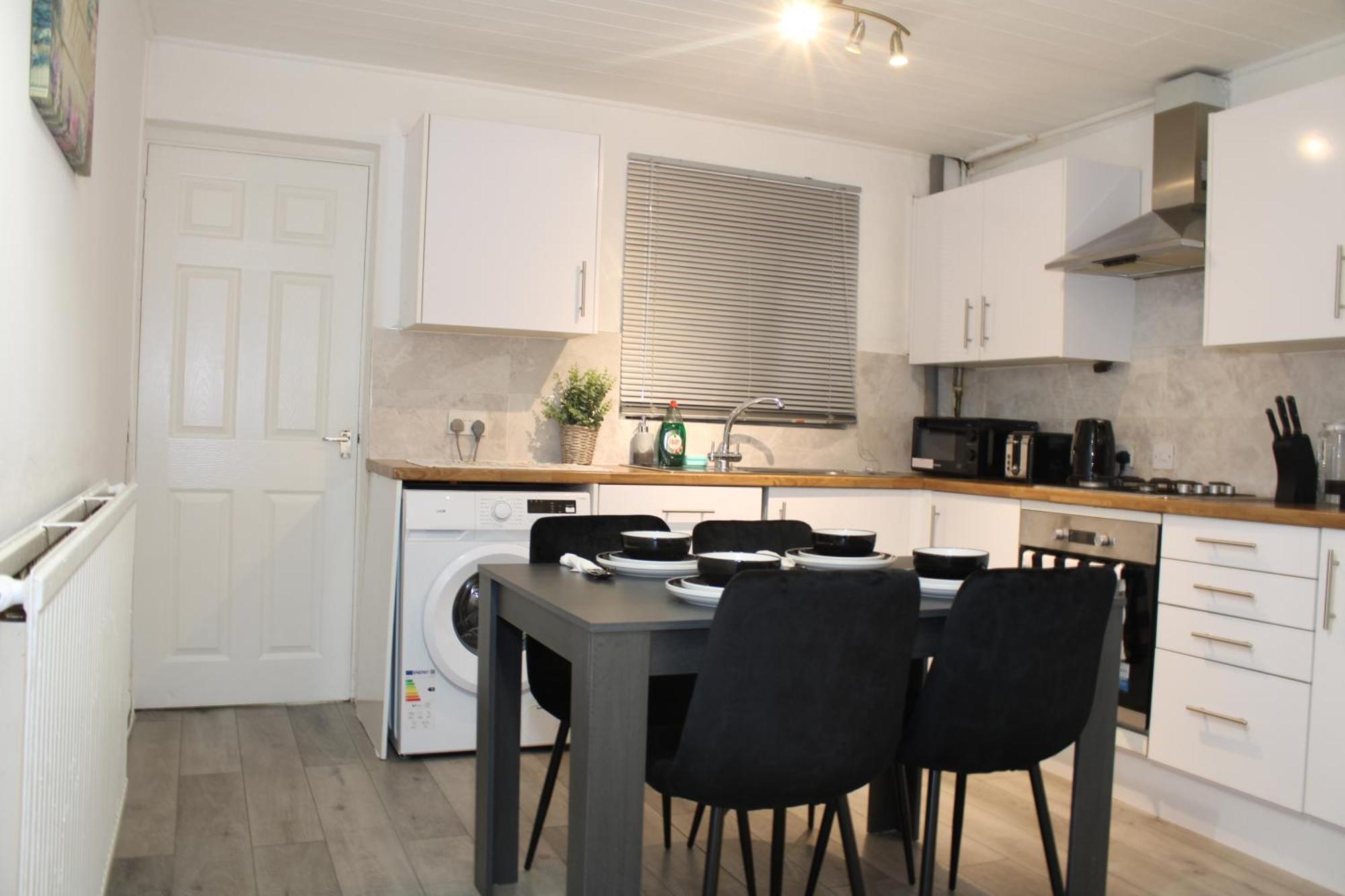 F2S Serviced Apartments 2Bedroom Terrace House With Free Wifi Netflix Suitable For Contractors Walking Distance To Train Station ดาร์บี ภายนอก รูปภาพ