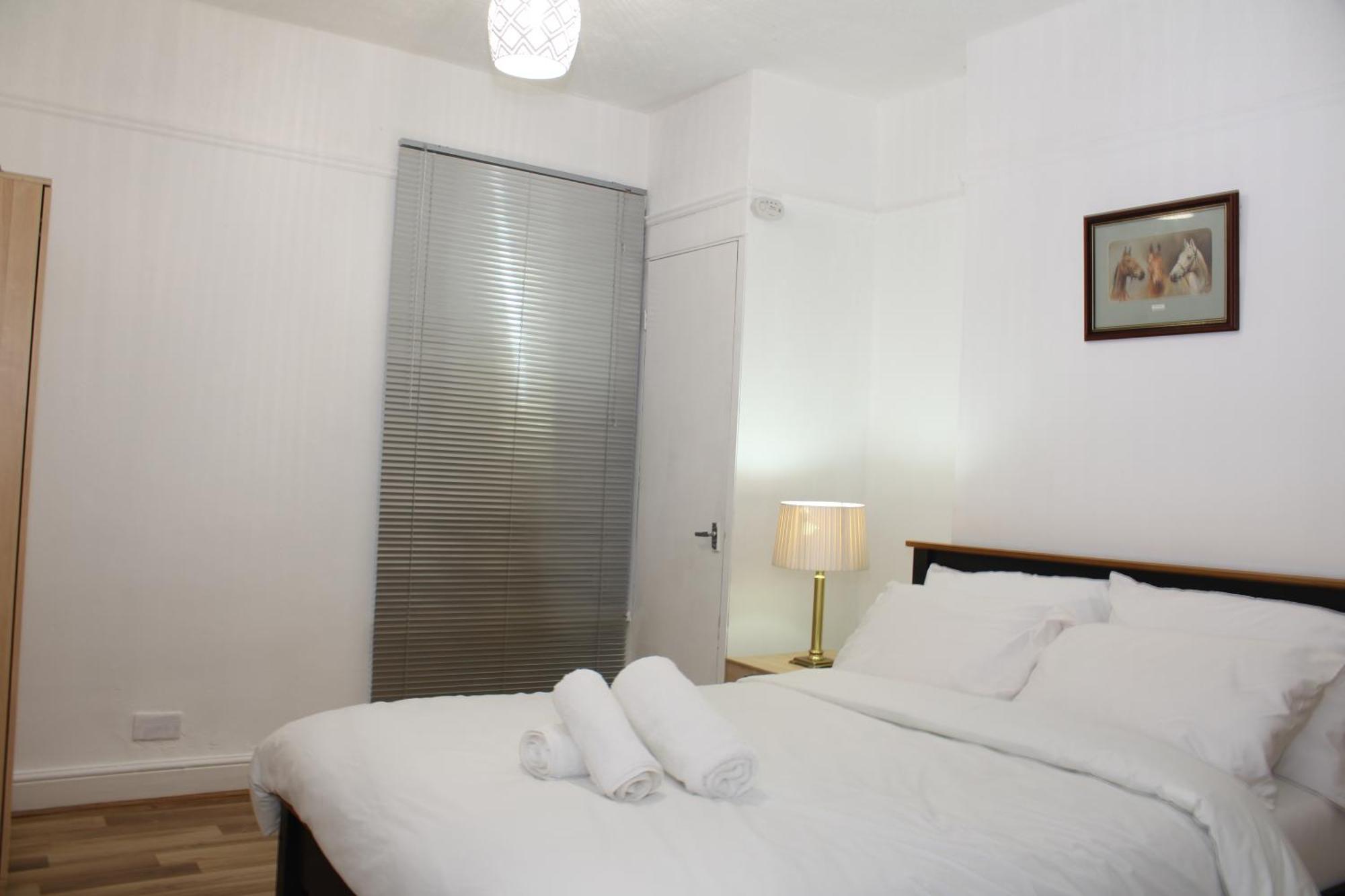 F2S Serviced Apartments 2Bedroom Terrace House With Free Wifi Netflix Suitable For Contractors Walking Distance To Train Station ดาร์บี ภายนอก รูปภาพ